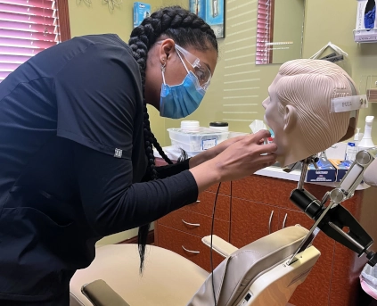dental assistant student training in class